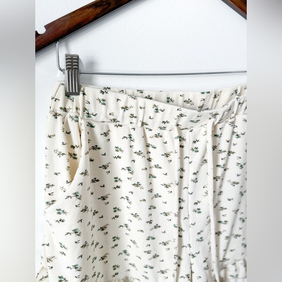 Akaiv Floral Ribbed Shorts - Picture 2 of 5